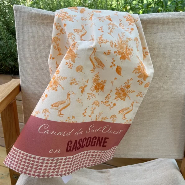Torchon Canard Gascon Bigorre vieux rose et orange sur une chaise