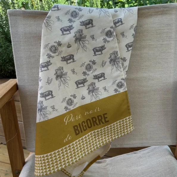 Torchon Porc noir de Bigorre ocre et gris foncé sur un dossier de chaise